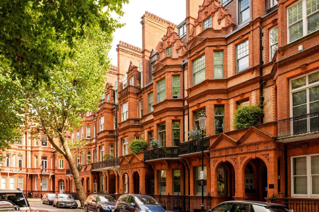 Chelsea luxury townhouses and tree-lined streets